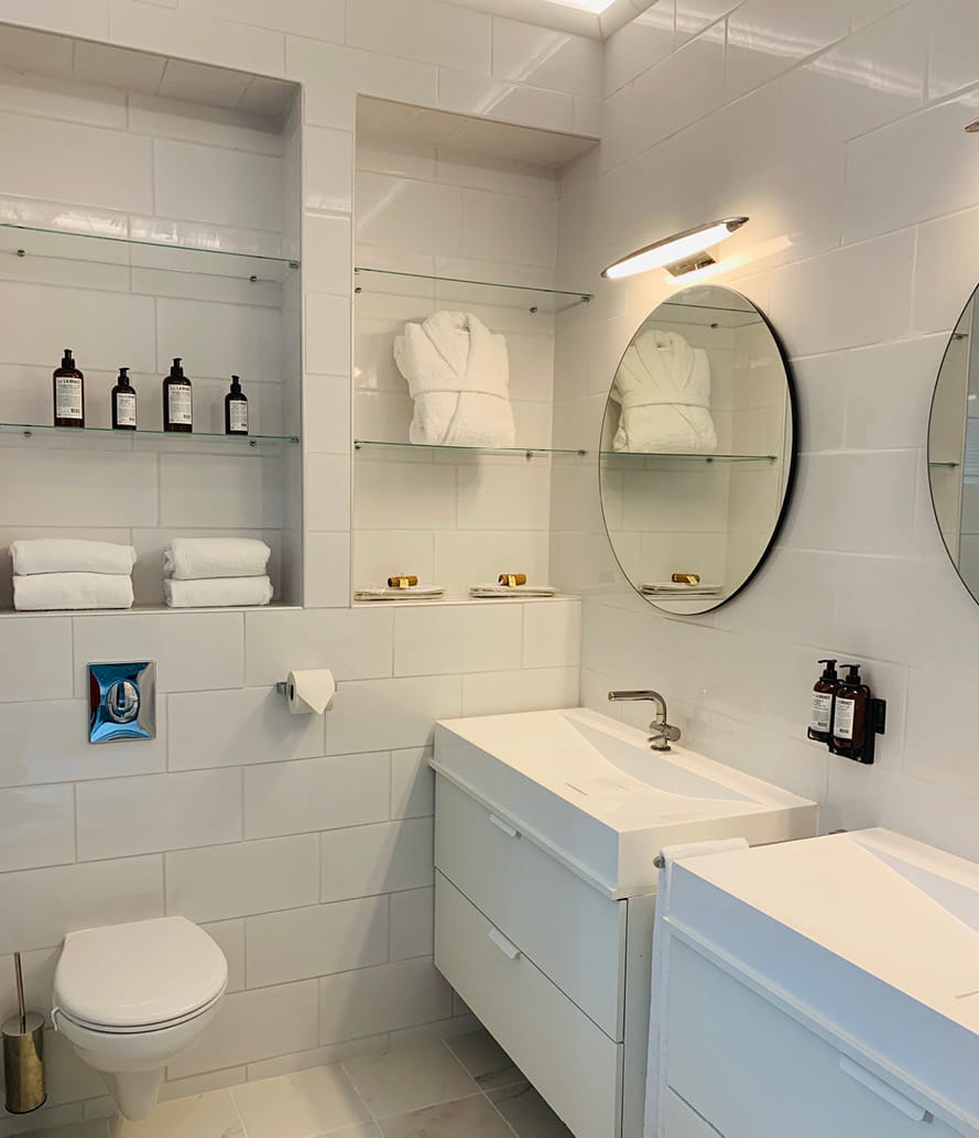 Deluxe room en-suite bathroom