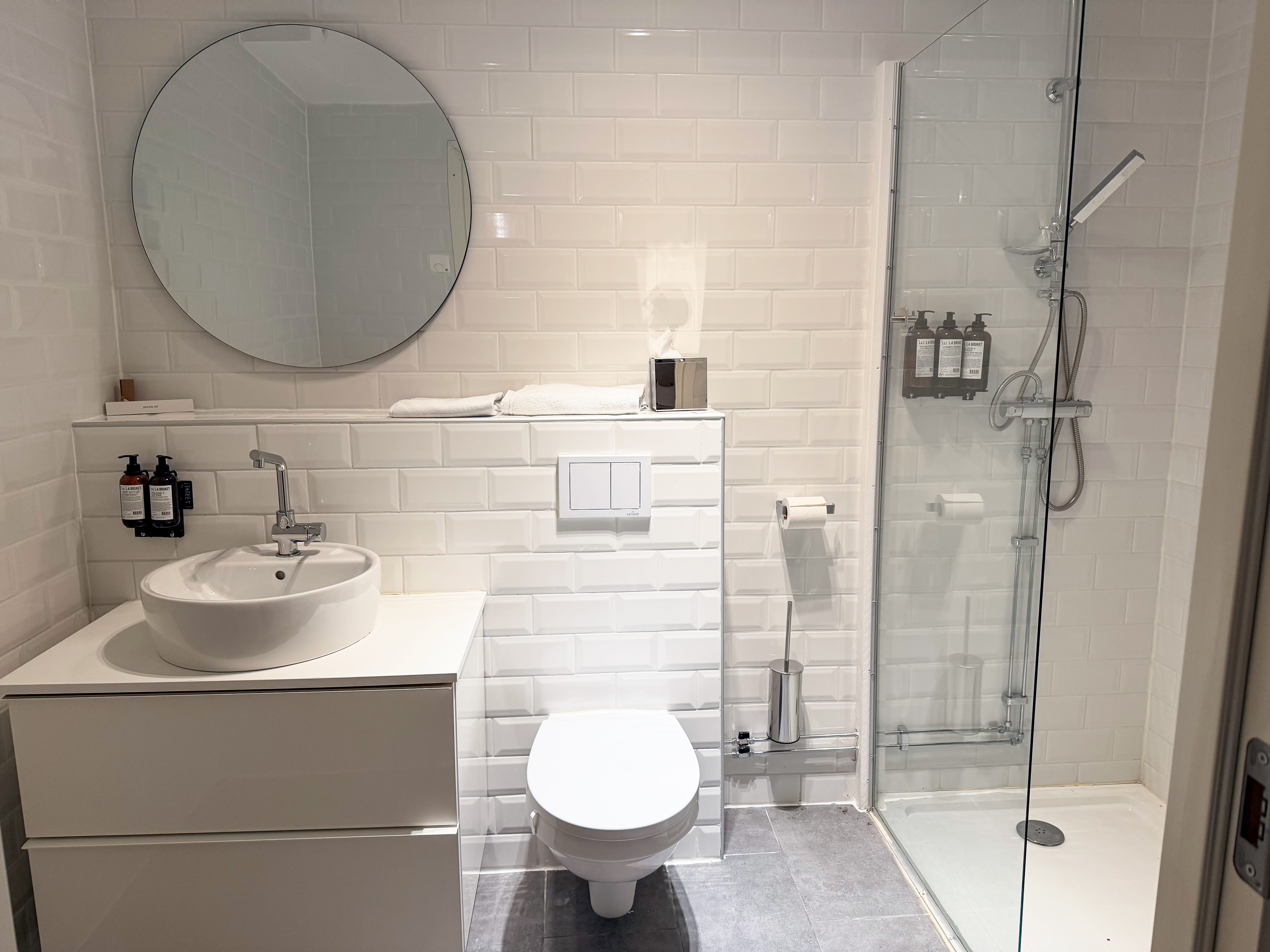 Superior room en-suite bathroom