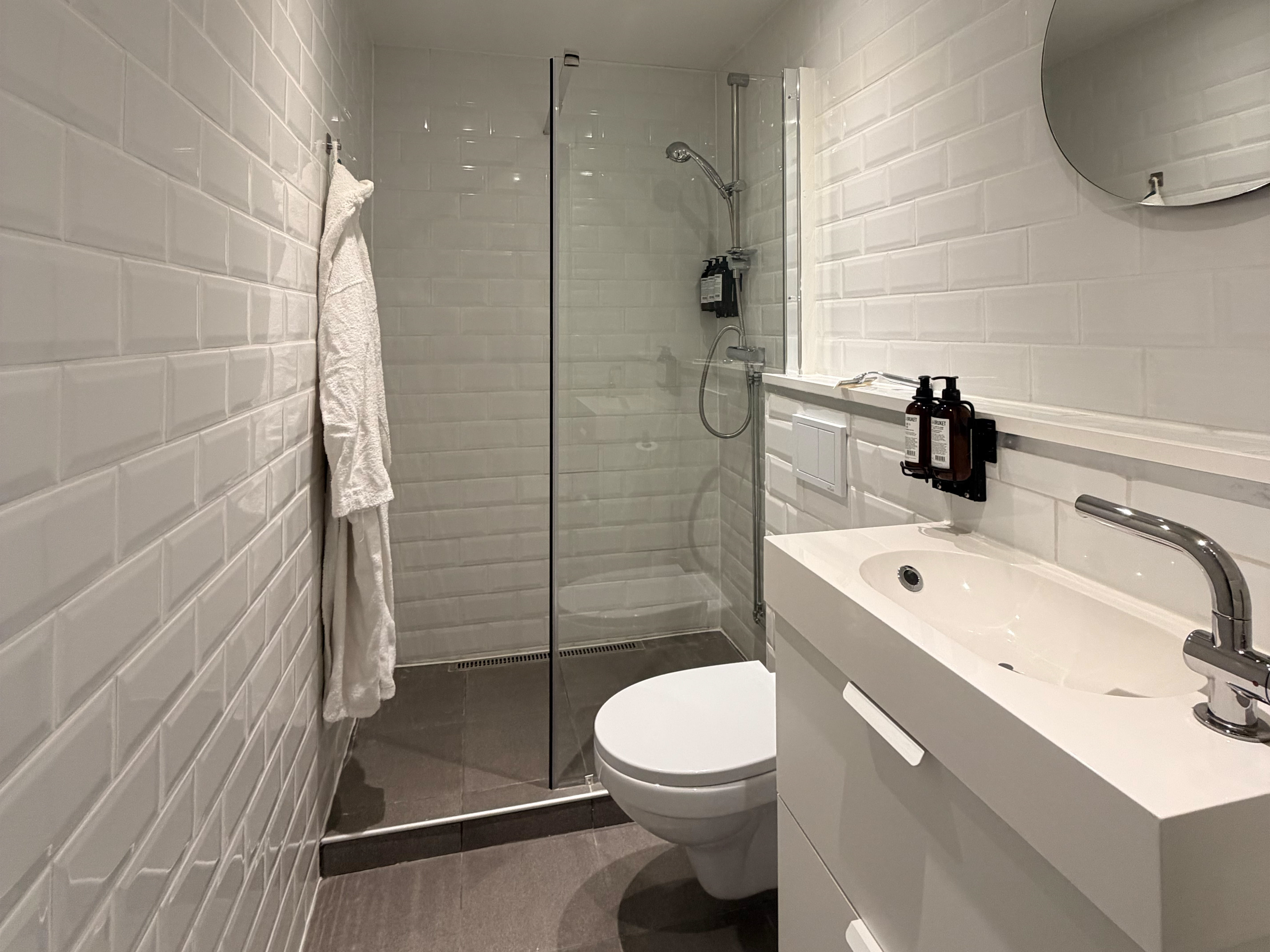 Twin room en-suite bathroom